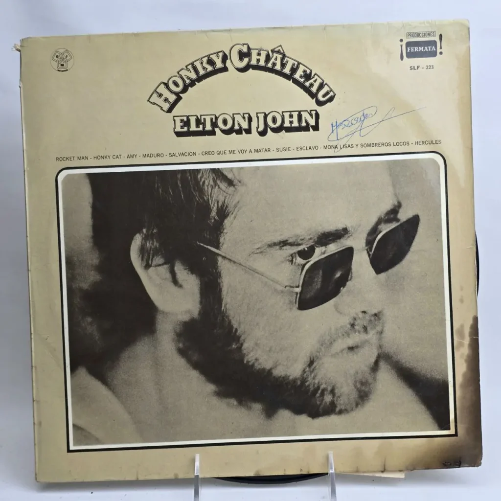 Portada de álbum de vinilo Honky Château de Elton John, con foto en blanco y negro del artista con gafas de sol y barba, y by Remates Narvaja