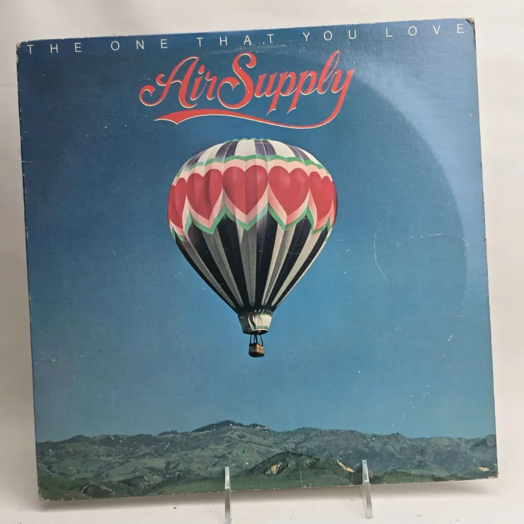 Portada del álbum "The One That You Love" de Air Supply, con un globo aerostático de corazones. by Remates Narvaja
