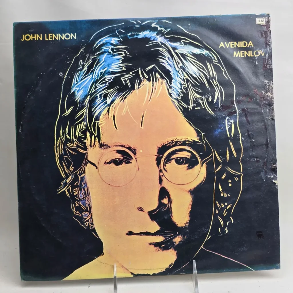 Portada del álbum John Lennon "Avenida Menlov" con retrato estilizado y gafas. by Remates Narvaja
