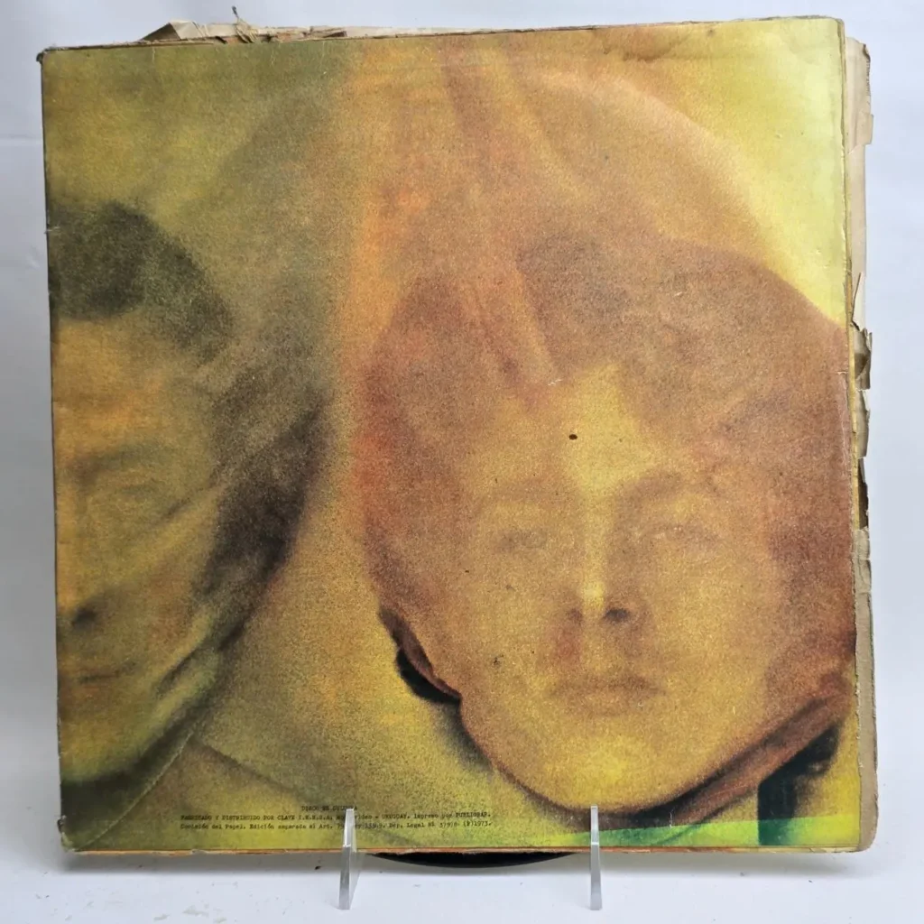 Carátula de disco de vinilo vintage de 1973 con dos rostros difuminados en tonos sepia. by Remates Narvaja