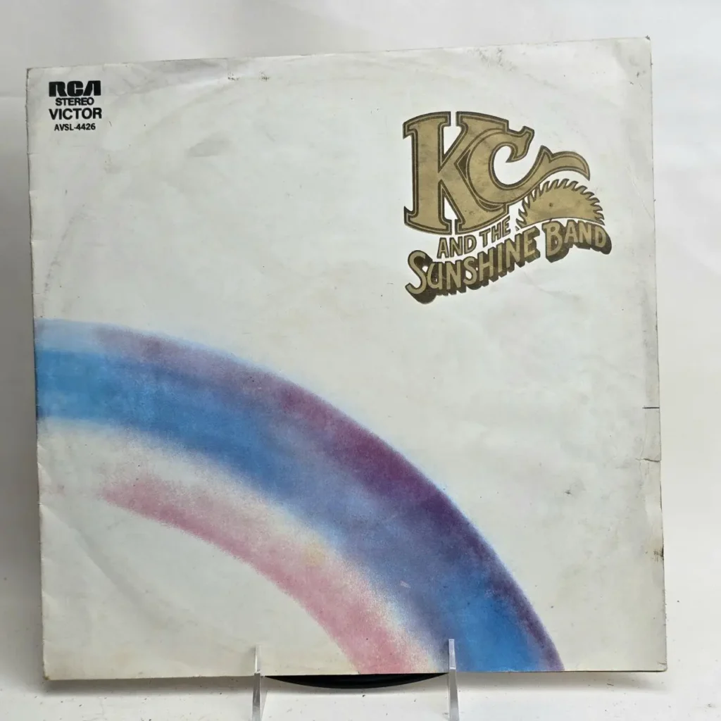 Portada de álbum de vinilo KC and The Sunshine Band RCA Victor AVLS-4426 con arco iris. by Remates Narvaja