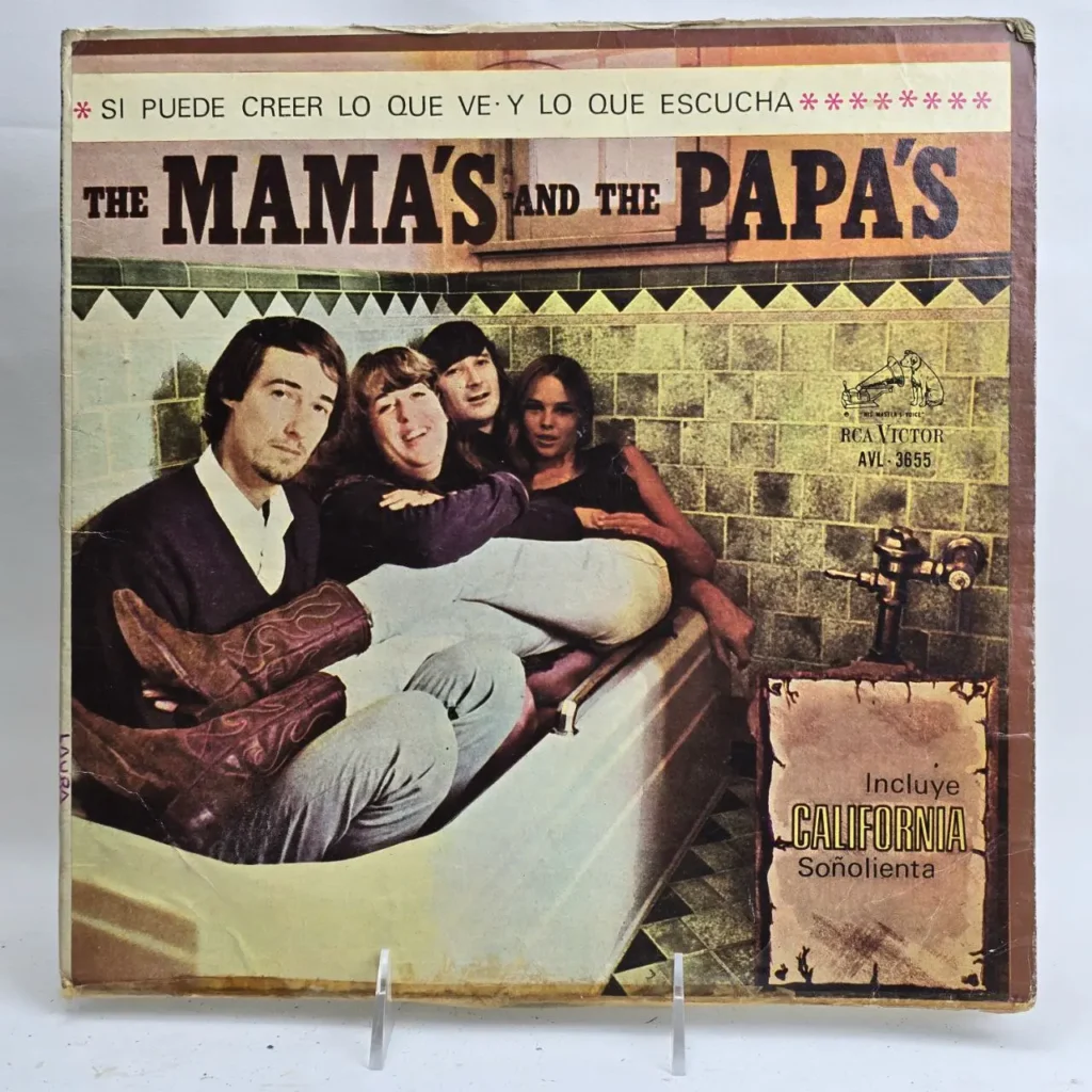 Portada de álbum The Mamas and the Papas con la banda sentada en una bañera, incluye California Soñolienta. by Remates Narvaja