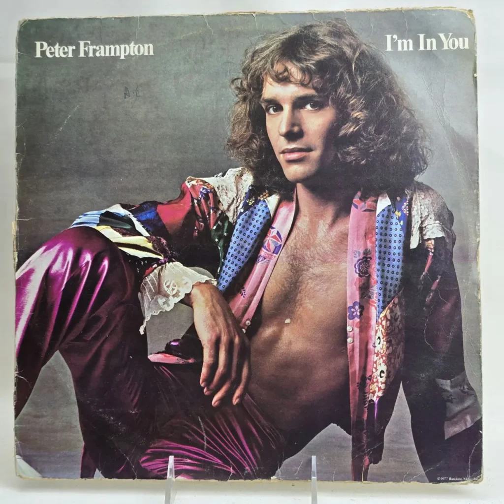 Peter Frampton 'I'm In You' album cover con camisa abierta de patchwork y pantalones morados brillantes. by Remates Narvaja