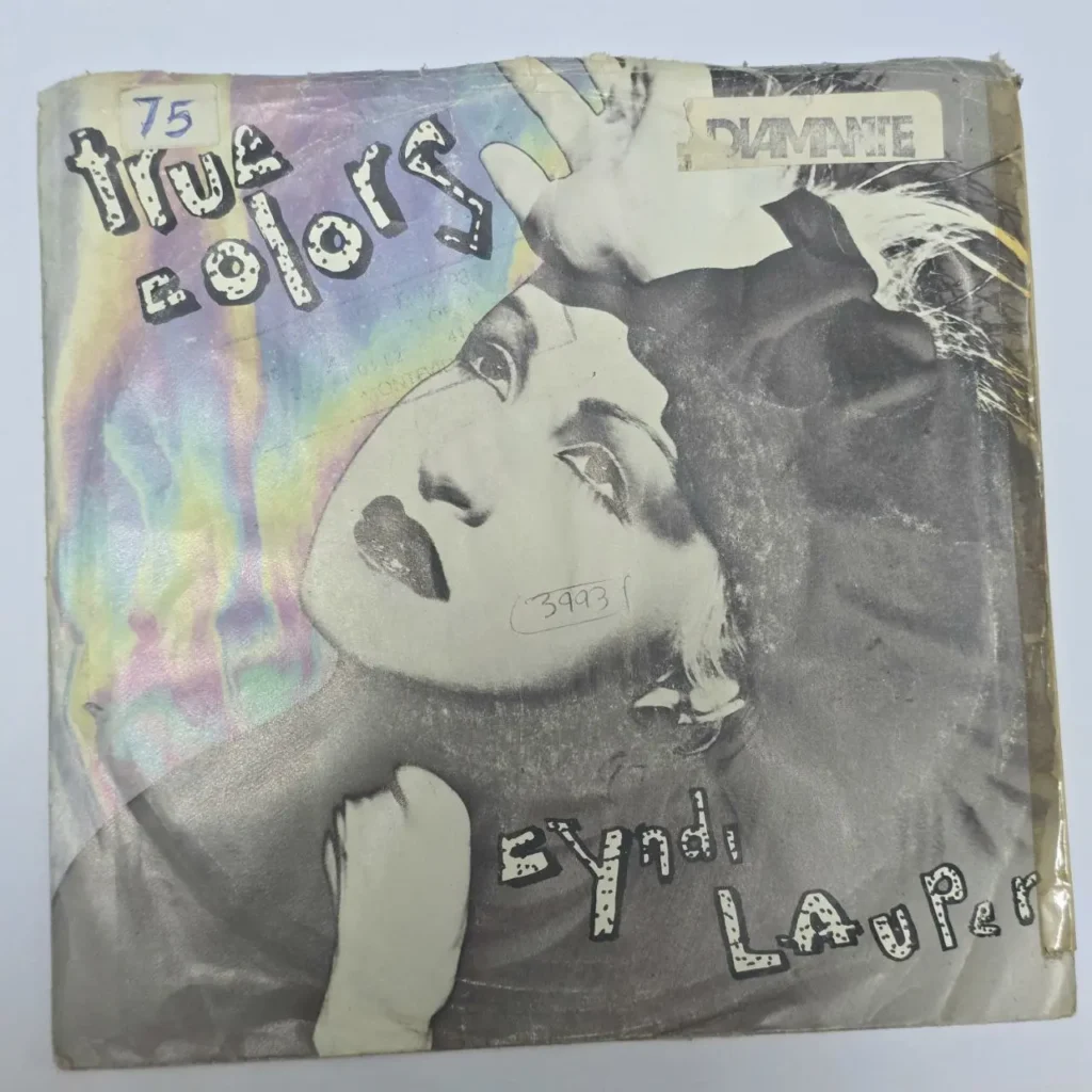 Portada de vinilo vintage Cyndi Lauper True Colors con foto en blanco y negro y efecto arcoíris. by Remates Narvaja
