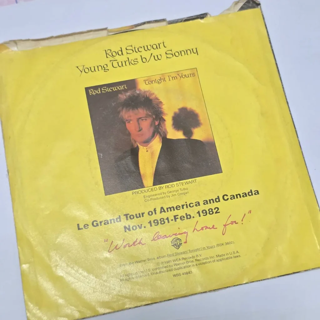 Funda amarilla del single de Rod Stewart "Young Turks" de 1981, con su foto y el álbum "Tonight I' by Remates Narvaja