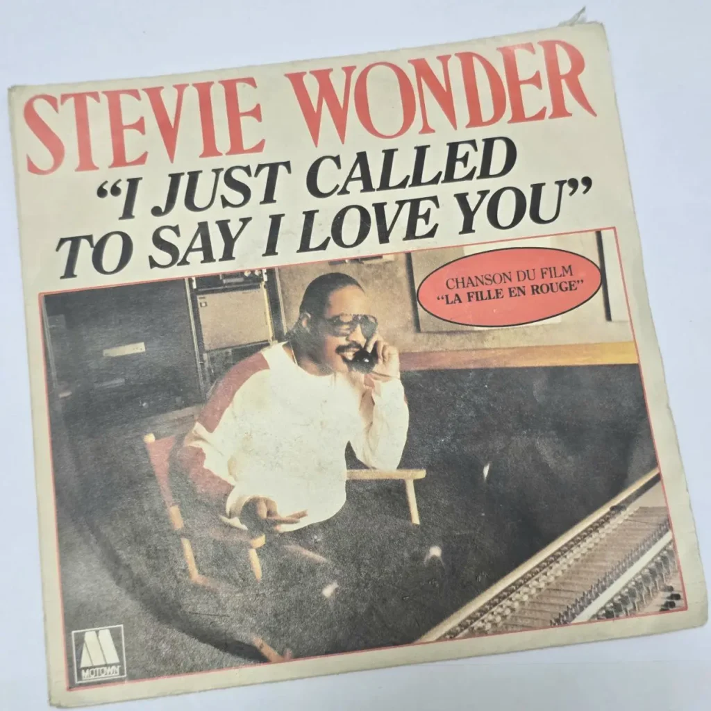 Portada del single de Stevie Wonder "I Just Called To Say I Love You" (Motown) con el artista al teléfono. by Remates Narvaja