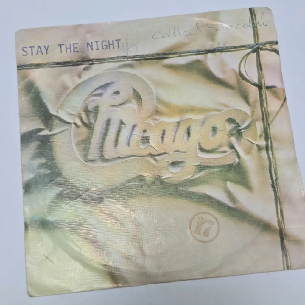 Portada del single "Stay The Night" de Chicago, dorada y texturizada, con el número 17. by Remates Narvaja