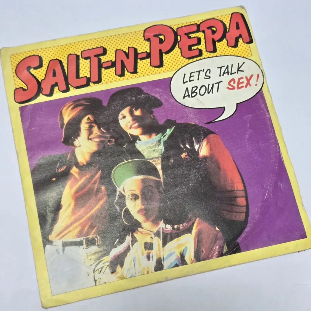 Portada del single de Salt-N-Pepa "Let's Talk About Sex!" con las tres integrantes del grupo en estilo hip-hop de los by Remates Narvaja