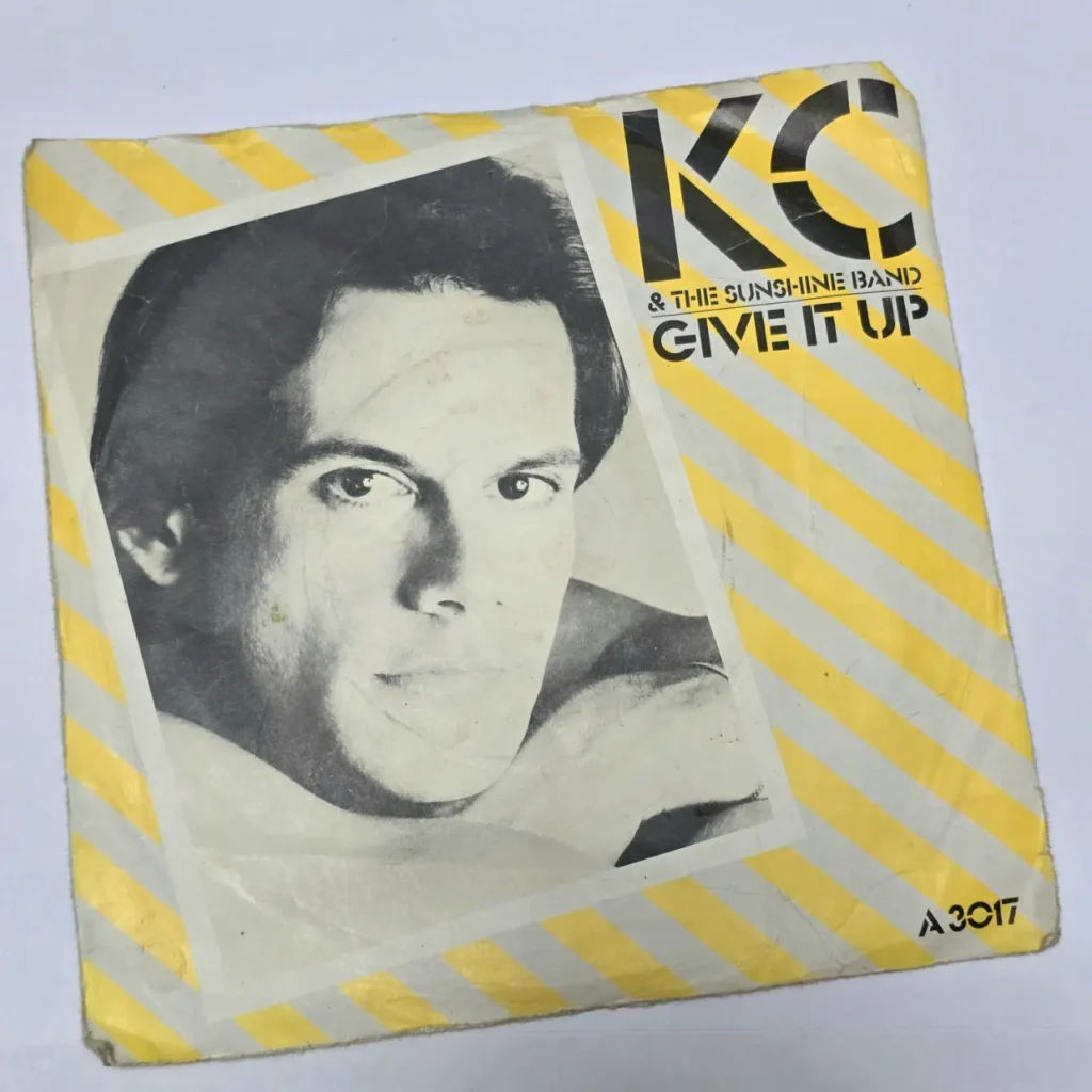 Portada del sencillo de vinilo "Give It Up" de KC & The Sunshine Band. by Remates Narvaja