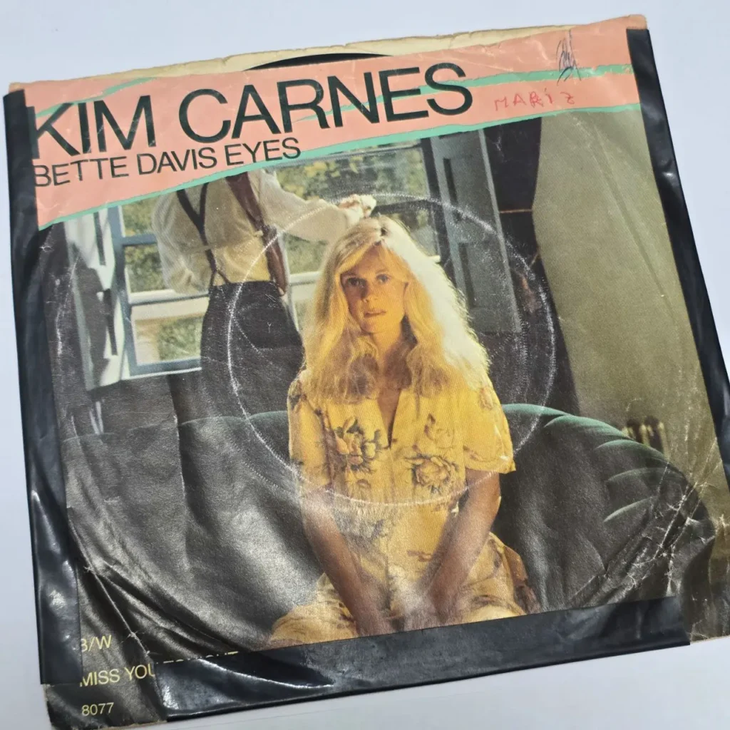 Portada del single de vinilo Kim Carnes - Bette Davis Eyes, con la cantante en un sofá. by Remates Narvaja