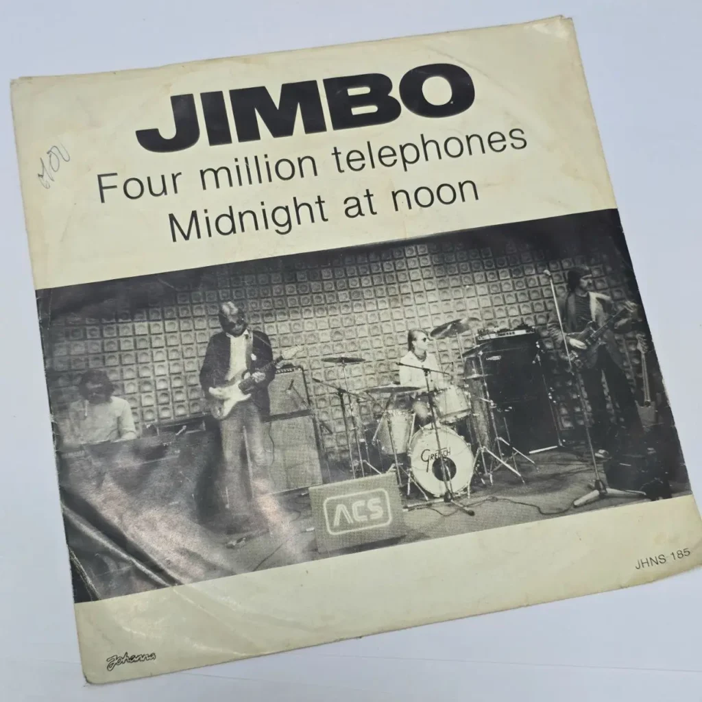Portada de single de vinilo de JIMBO "Four million telephones", con foto de la banda en blanco y negro. by Remates Narvaja