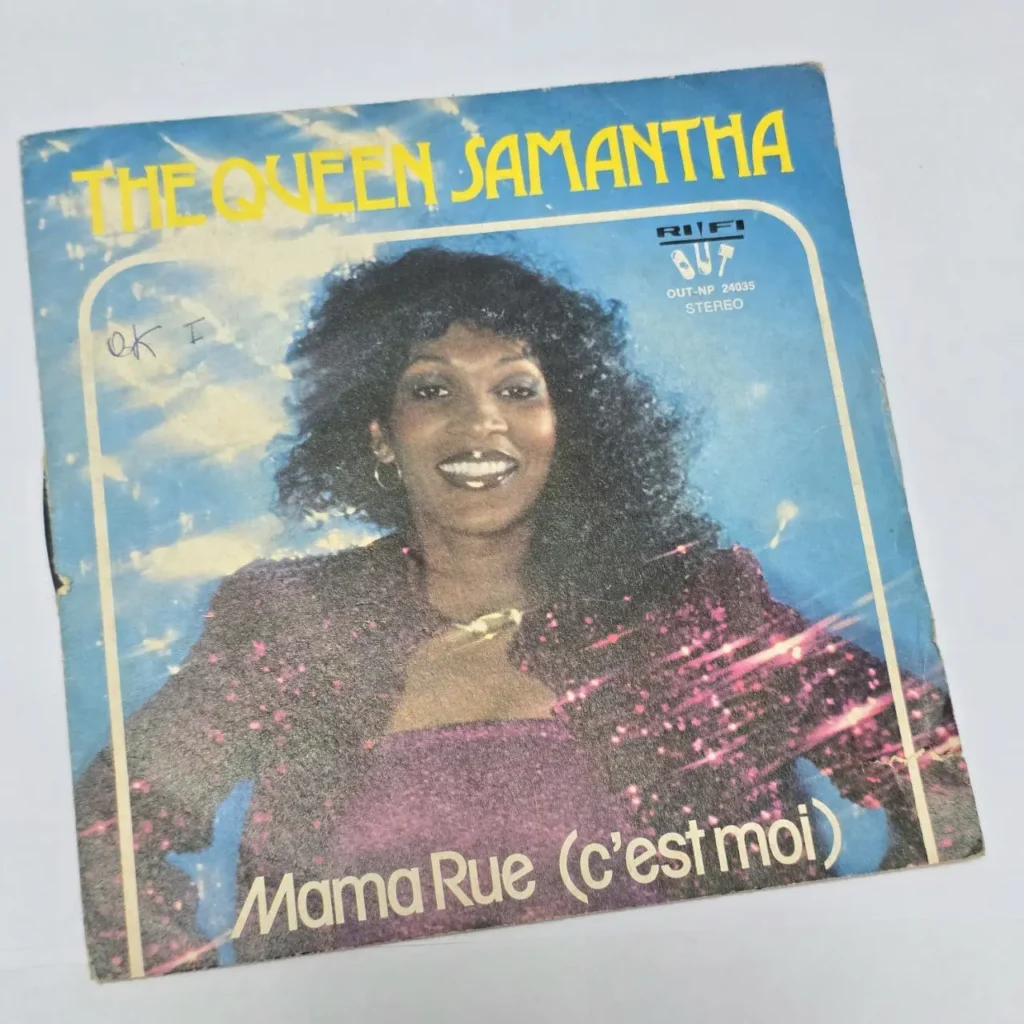 Portada de single disco The Queen Samantha Mama Rue (c'est moi) con la artista sonriendo. by Remates Narvaja