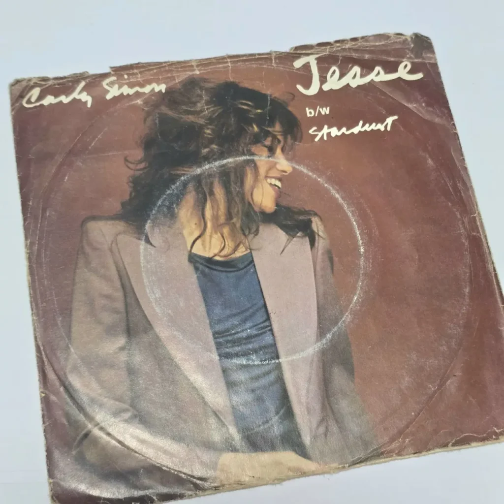 Portada del single de vinilo "Jesse" b/w "Stardust" de Carly Simon, con la cantante sonriendo. by Remates Narvaja