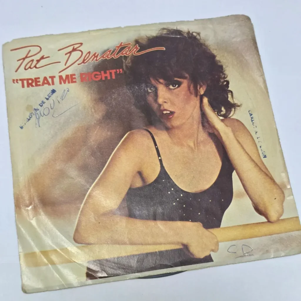 Portada de sencillo de vinilo vintage Pat Benatar - Treat Me Right, con la cantante de cabello rizado en leotardo. by Remates Narvaja