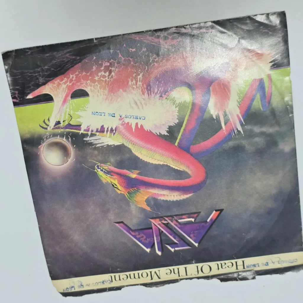 Portada de vinilo ASIA "Heat Of The Moment" con dragón serpiente colorido. by Remates Narvaja