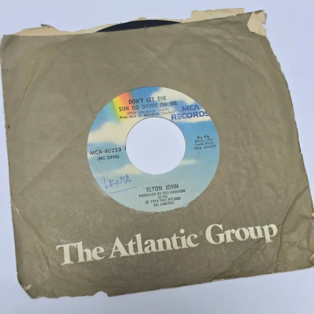 Vinilo 45 RPM de Elton John "Don't Let The Sun Go Down On Me" de 1974 en funda de by Remates Narvaja