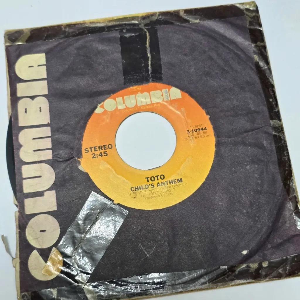 Vinilo 45 RPM de Toto "Child's Anthem" de 1978 en Columbia Records, con funda desgastada. by Remates Narvaja