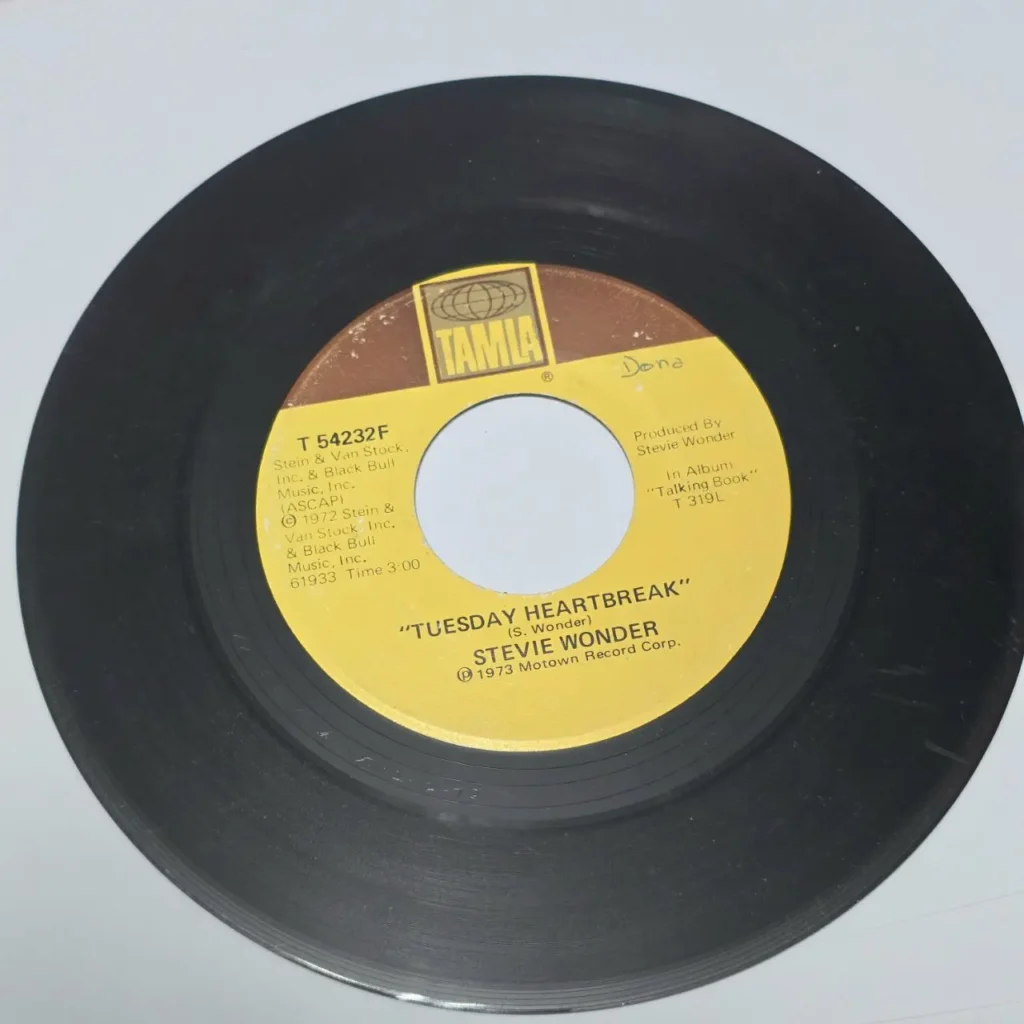 Disco de vinilo 45 RPM de Stevie Wonder "Tuesday Heartbreak" en el sello Tamla. by Remates Narvaja