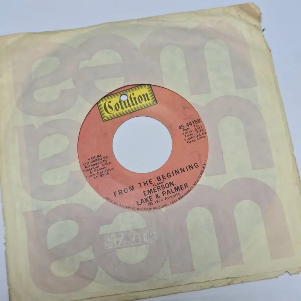 Vinilo 45 RPM de Emerson, Lake & Palmer "From The Beginning" en sello Cotillion, dentro de funda de papel. by Remates Narvaja