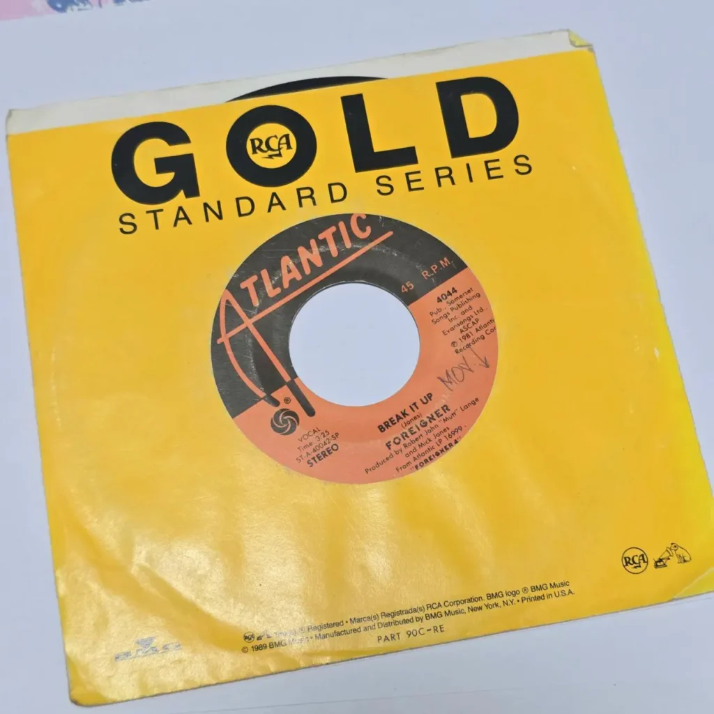 Sencillo de vinilo 45 RPM de Foreigner "Break It Up" en funda amarilla RCA Gold Standard Series. by Remates Narvaja