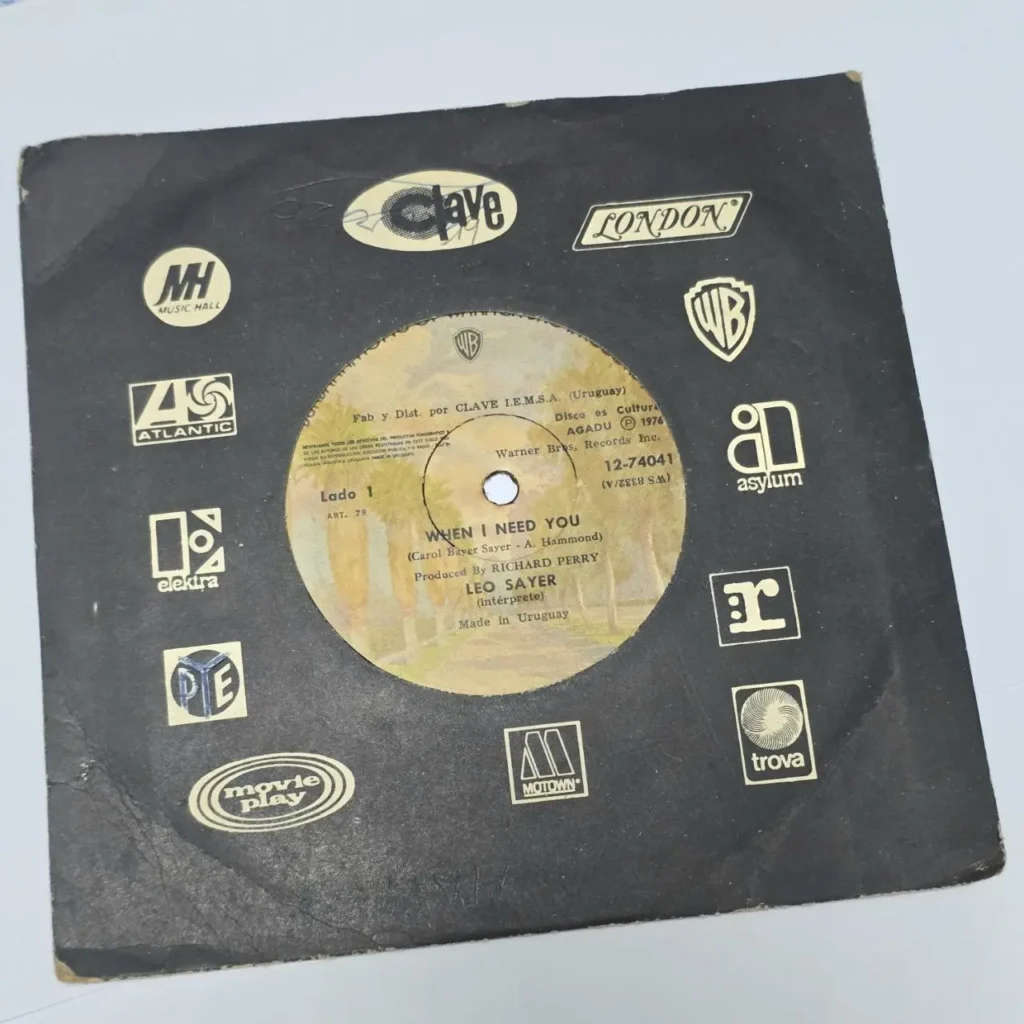 Carátula de vinilo Leo Sayer "When I Need You" de 1976, con múltiples sellos discográficos y fabricado en by Remates Narvaja