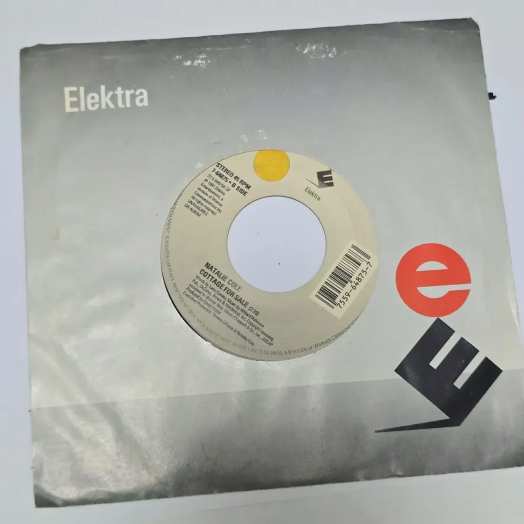 Natalie Cole 7-inch 45 RPM single "Cottage For Sale" en sello Elektra. by Remates Narvaja