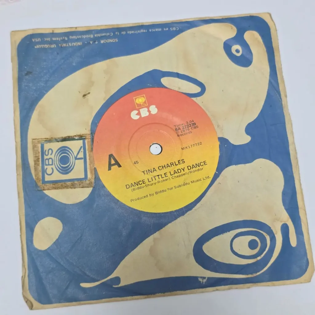 Single de vinilo 45 RPM de Tina Charles "Dance Little Lady Dance" en sello CBS de 1976, edición uruguaya by Remates Narvaja