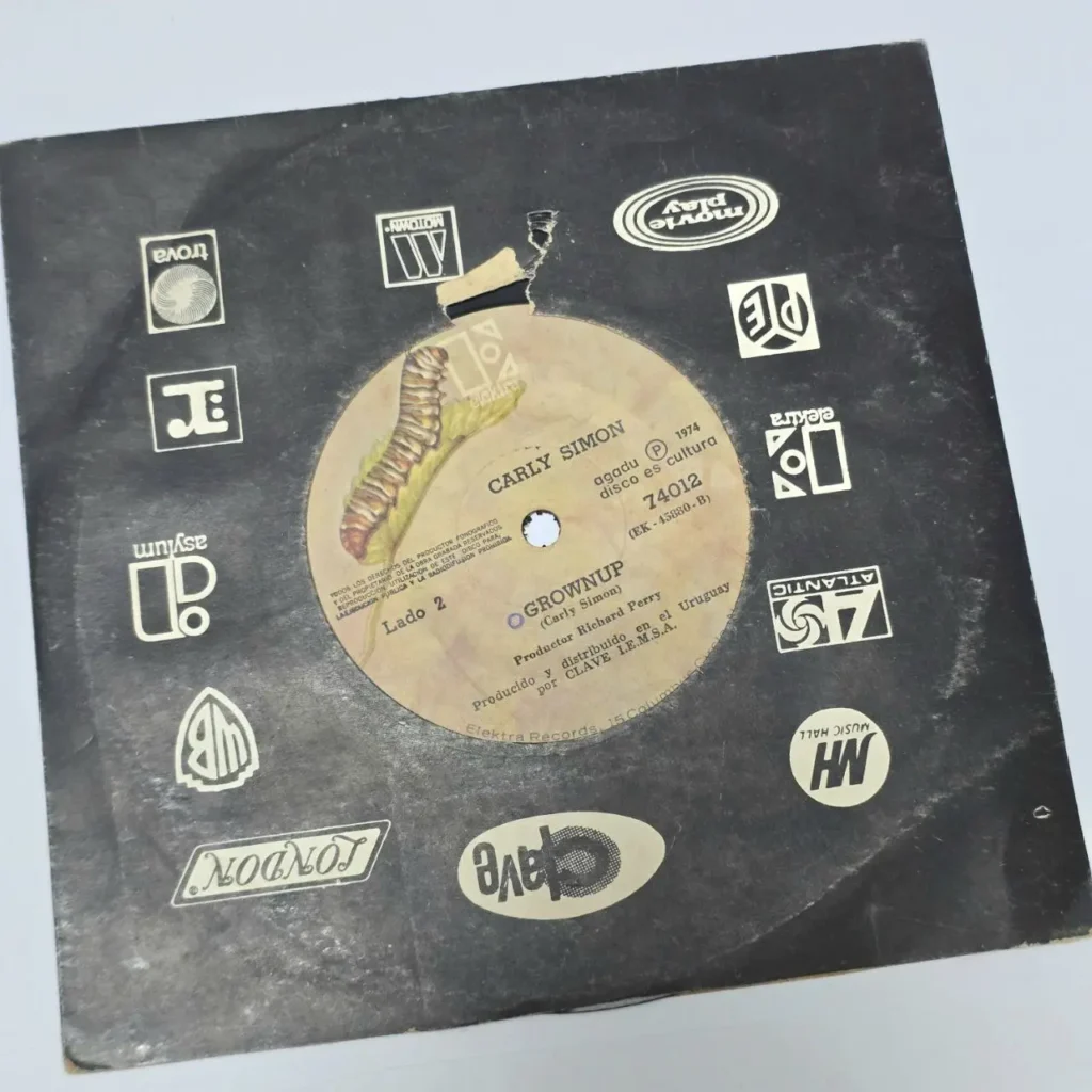 Vinilo sencillo de 7 pulgadas Carly Simon "Grownup" de 1974, edición uruguaya, con portada negra by Remates Narvaja