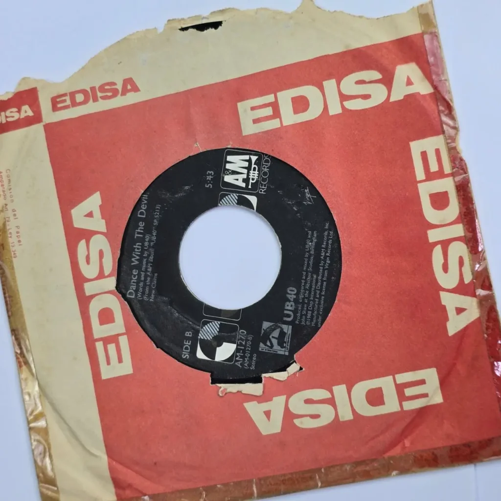 Disco de vinilo UB40 "Dance With The Devil" en funda EDISA roja y blanca desgastada. by Remates Narvaja
