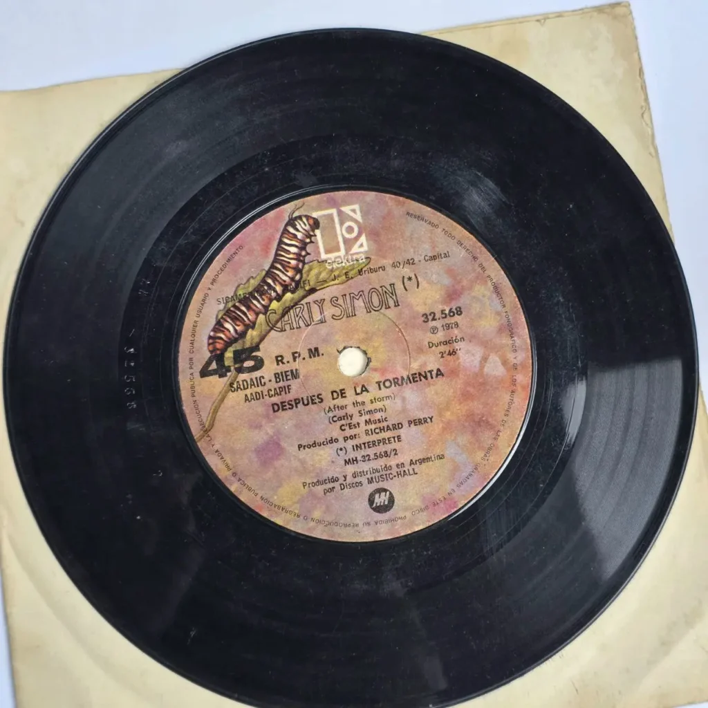 Disco de vinilo 45 RPM de Carly Simon "Despues de la Tormenta" de 1978, sello Elektra by Remates Narvaja