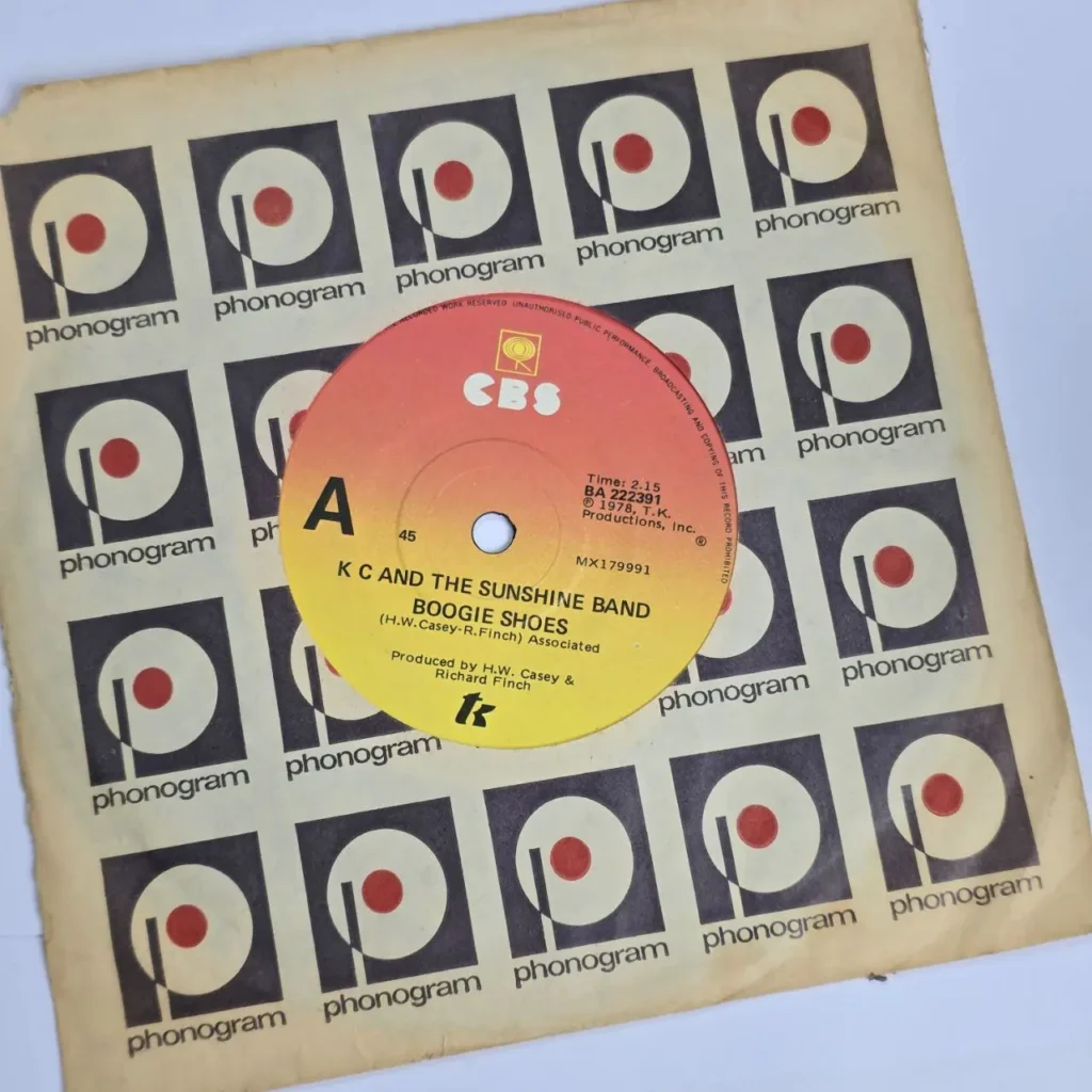 Disco de vinilo 45 RPM de KC and the Sunshine Band "Boogie Shoes" de 1978 con etiqueta CBS sobre funda Phonogram. by Remates Narvaja