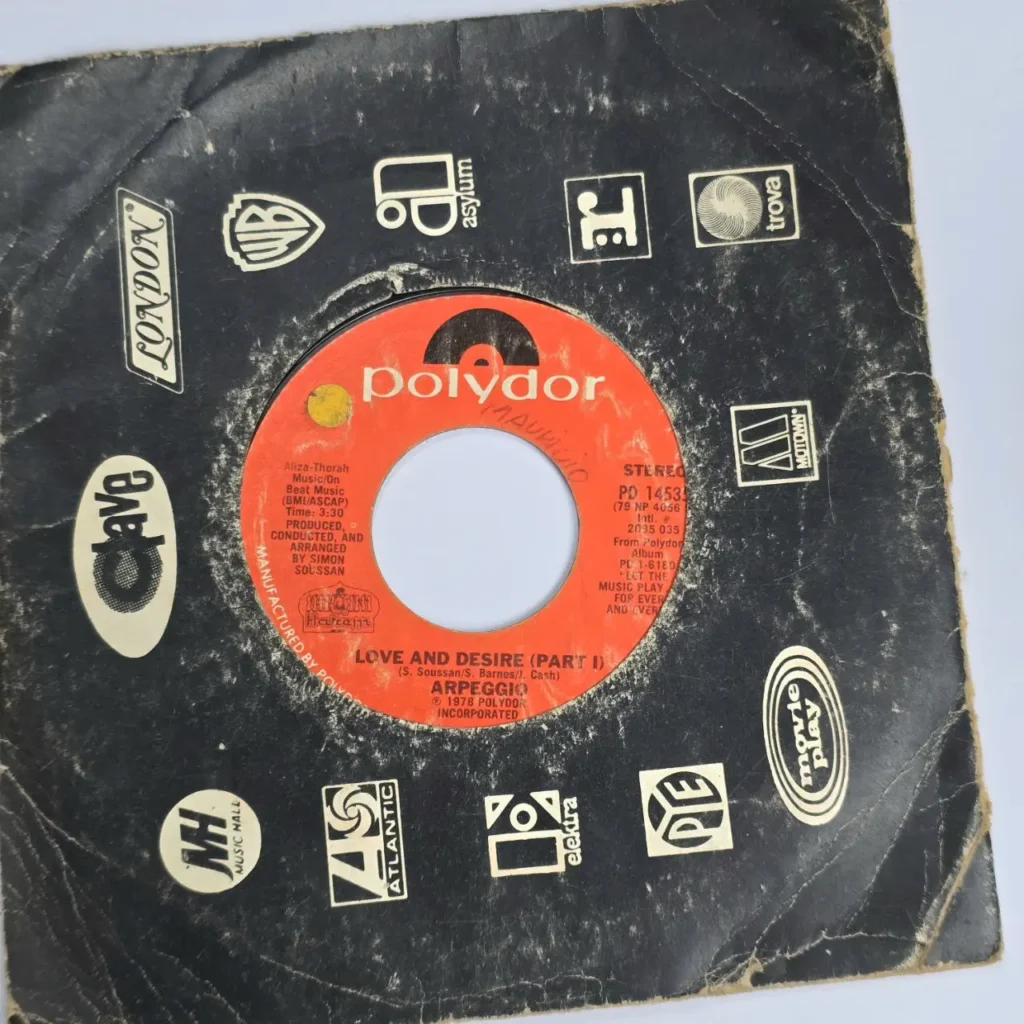 Disco de vinilo 45 RPM Polydor "Love and Desire" de Arpeggio (1978) en una funda negra desgast by Remates Narvaja