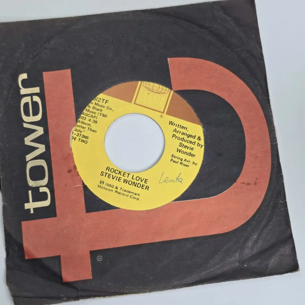 Vinilo 45 RPM de Stevie Wonder "Rocket Love" en funda Tower Records. by Remates Narvaja