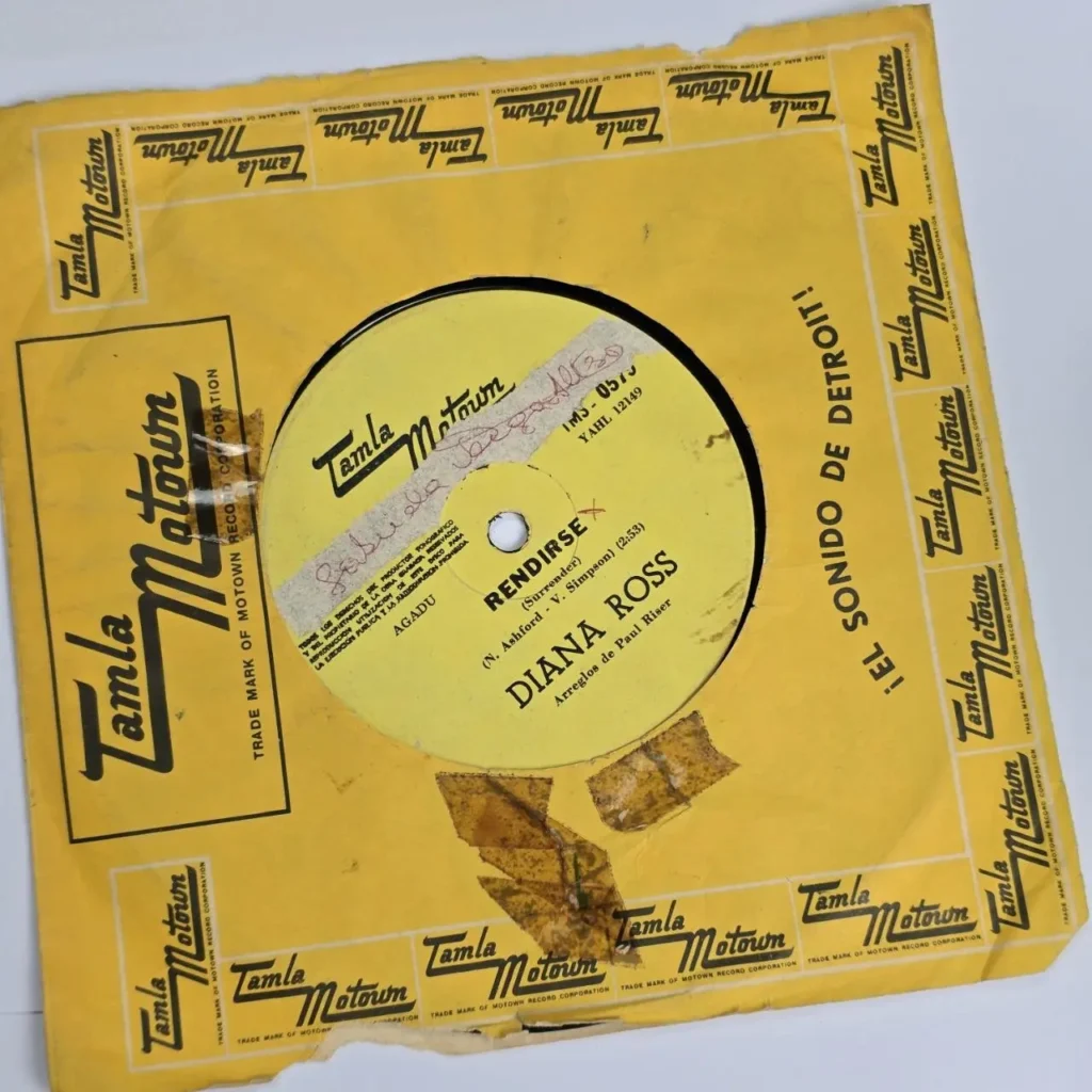 Vinilo 45 RPM amarillo vintage de Tamla Motown con "Rendirse" (Surrender) de Diana Ross. by Remates Narvaja