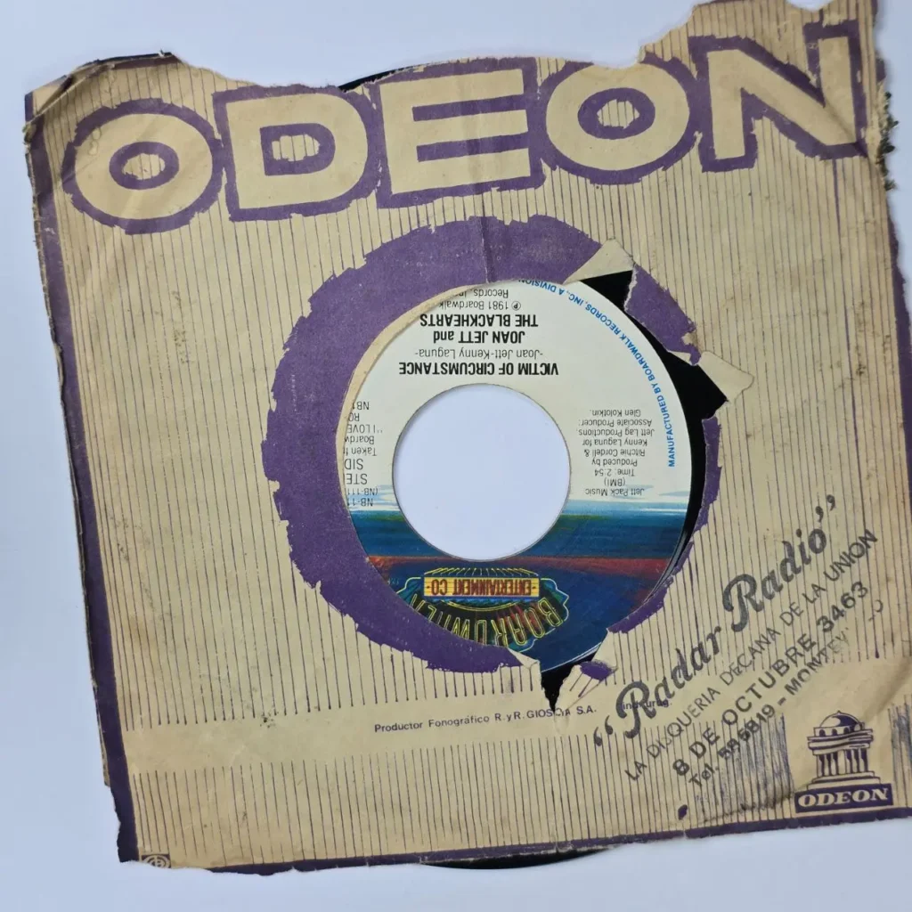 Disco de vinilo 45 RPM de Joan Jett and The Blackhearts 'Victim of Circumstance' de 1981 con funda Ode by Remates Narvaja