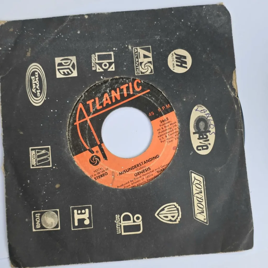 Vinilo single 45 RPM Genesis Misunderstanding de Atlantic Records en funda negra vintage. by Remates Narvaja