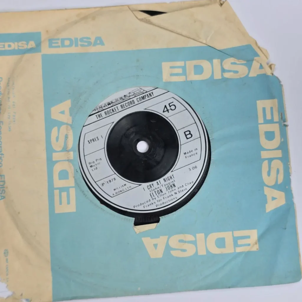 Disco de vinilo 45 RPM de Elton John "I Cry At Night" de 1978 en funda EDISA. by Remates Narvaja