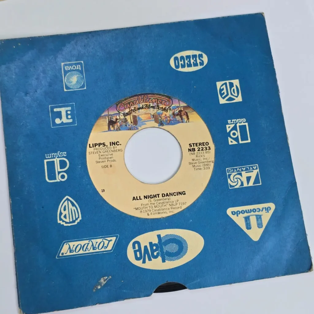 Funda de disco de 45 rpm azul con logos de sellos discográficos y el sencillo "All Night Dancing" de Lipps, Inc. by Remates Narvaja