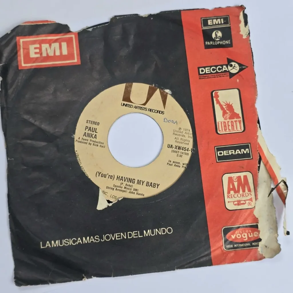 Funda de vinilo desgastada del single "You're Having My Baby" de Paul Anka, United Artists Records, 1 by Remates Narvaja