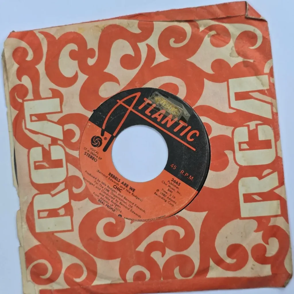 Vinilo 45 RPM de Chic "Rebels Are We" (1980) en sello Atlantic. by Remates Narvaja