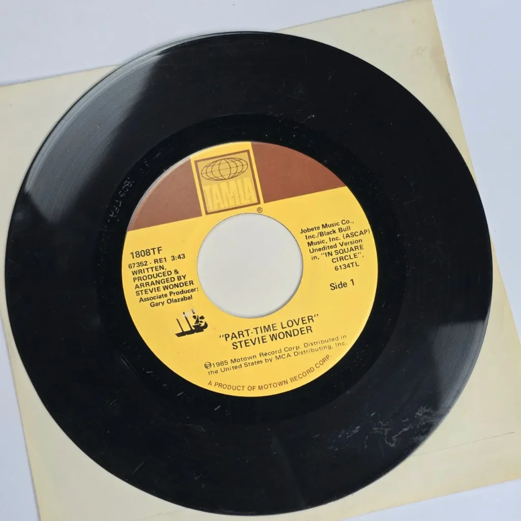 Disco de vinilo de 7 pulgadas de Stevie Wonder "Part-Time Lover" en el sello Tamla de 1985. by Remates Narvaja
