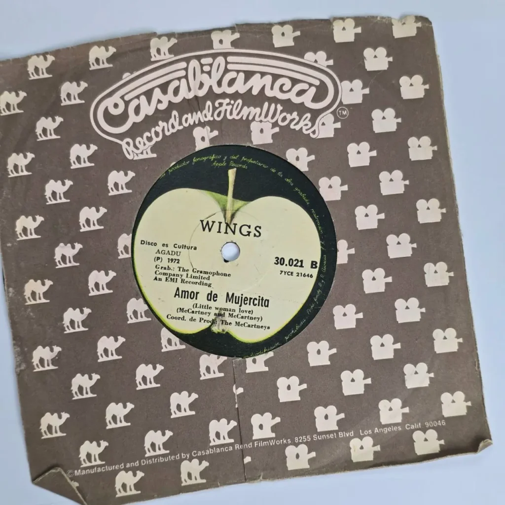 Disco de vinilo 7 pulgadas de Wings "Amor de Mujercita" (Little Woman Love) de 1972, con sello Apple by Remates Narvaja