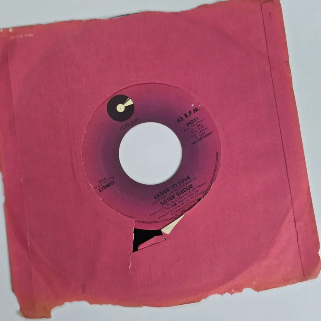 Disco de vinilo 45 RPM de Sister Sledge "Easier to Love" en funda rosa dañada. by Remates Narvaja