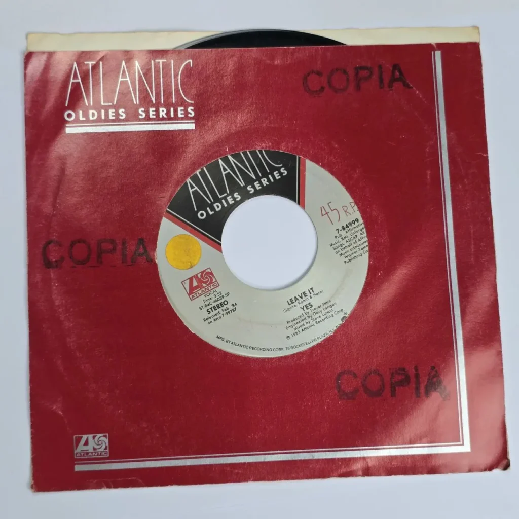 Disco de vinilo 45 RPM de Yes "Leave It" en funda roja Atlantic Oldies Series con sello "COPIA"." by Remates Narvaja