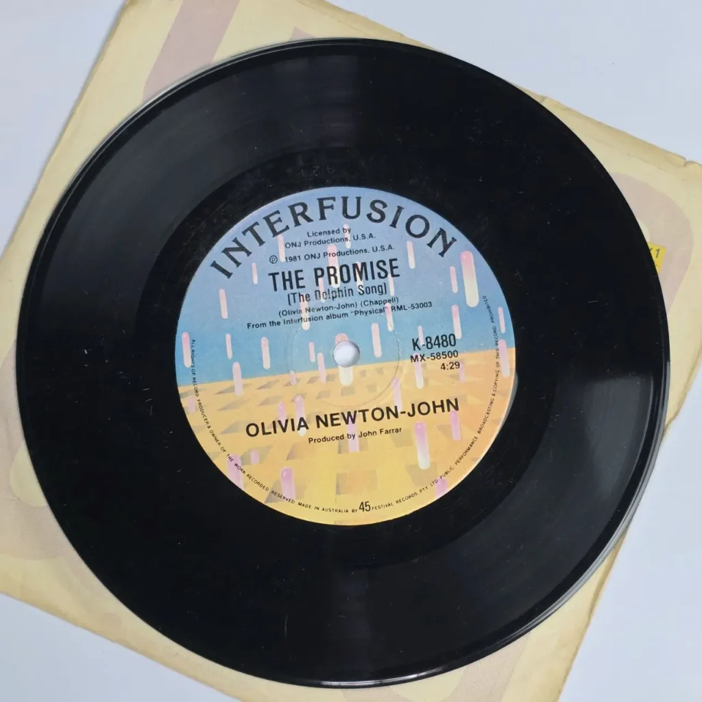 Disco de vinilo 45 RPM de Olivia Newton-John, "The Promise (The Dolphin Song)", Interfusion 1981, del by Remates Narvaja