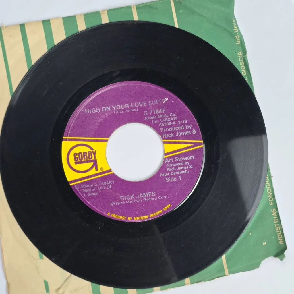 Vinilo 45 RPM de Rick James "High On Your Love Suite" en sello Gordy de 1979. by Remates Narvaja