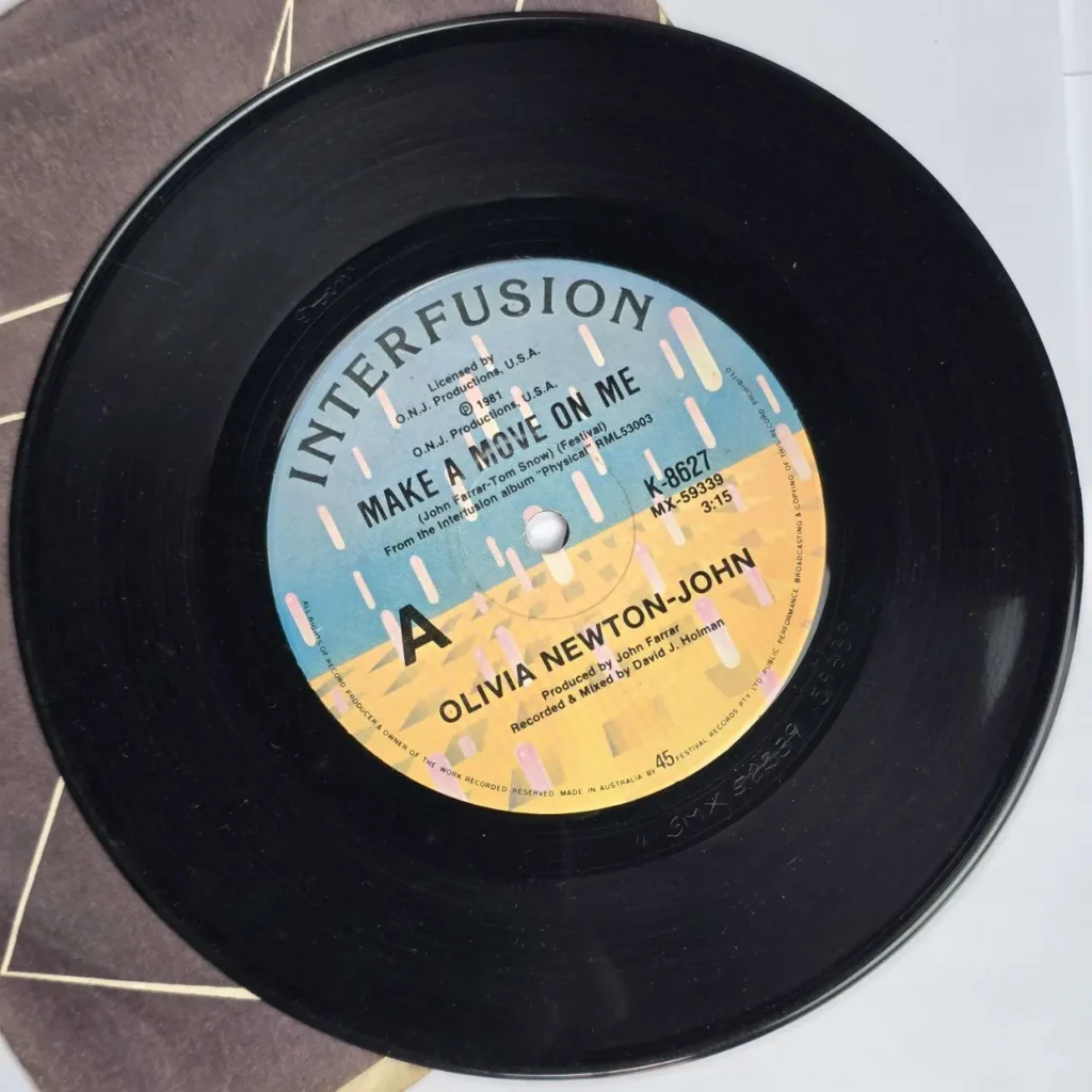 Sencillo de vinilo 45 RPM de Olivia Newton-John "Make a Move on Me" (1981), sello Interfusion K by Remates Narvaja