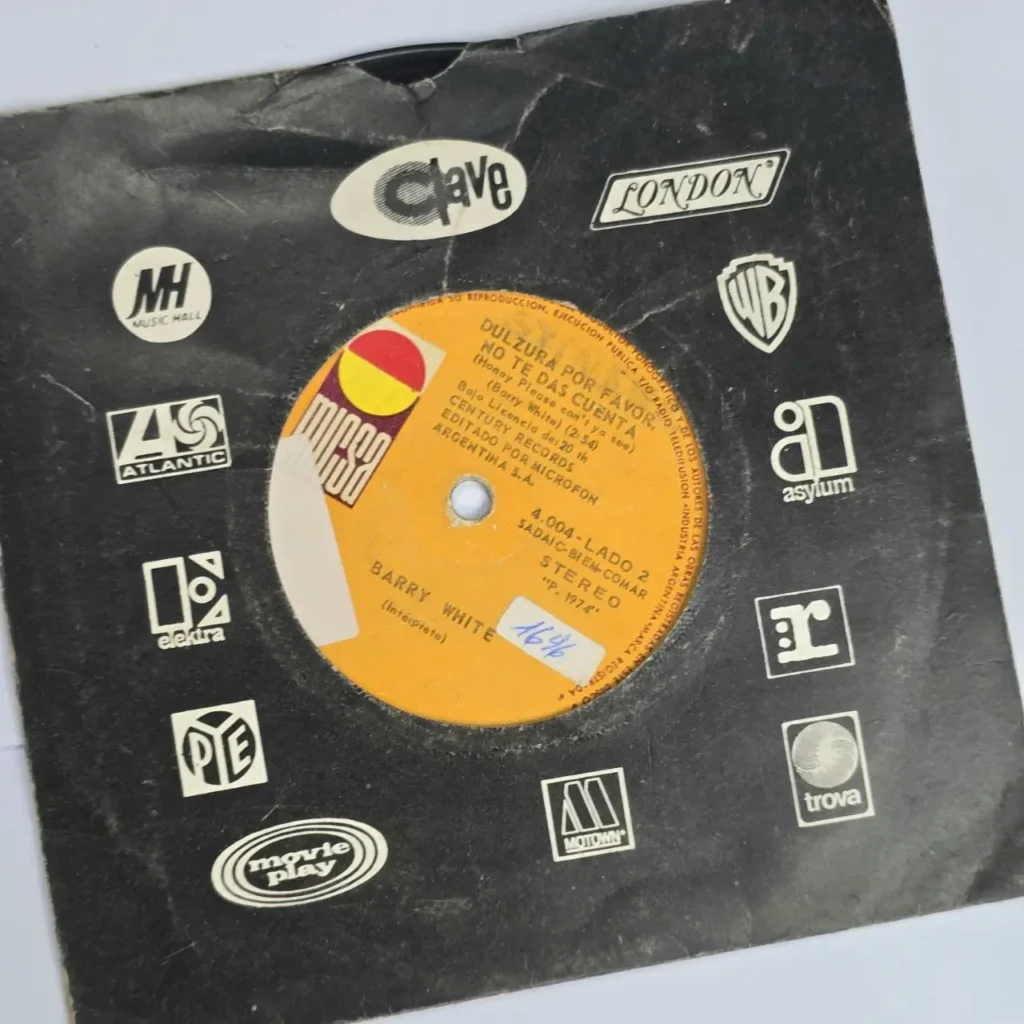 Disco de vinilo 45 RPM de Barry White de 1974, "Dulzura por favor", con funda negra desgastada y by Remates Narvaja