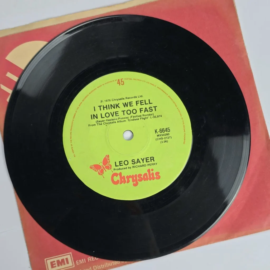 Disco de vinilo 45 RPM de Leo Sayer "I Think We Fell In Love Too Fast", sello Chrysalis, 1976 by Remates Narvaja