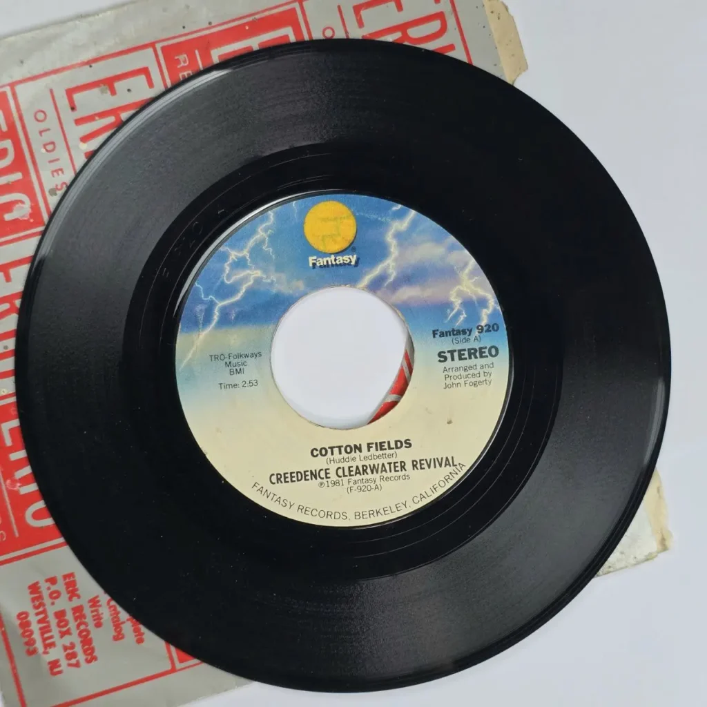 Disco de vinilo 45 RPM de "Cotton Fields" de Creedence Clearwater Revival en el sello Fantasy Records, 1981. by Remates Narvaja